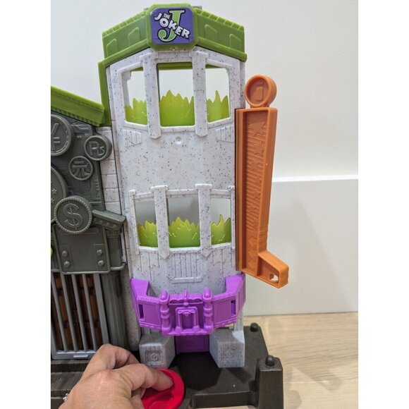 Imaginext DC Super Friends Batman The Joker Bank Crime Alley Playset & 5 Figures - Picture 9 of 16